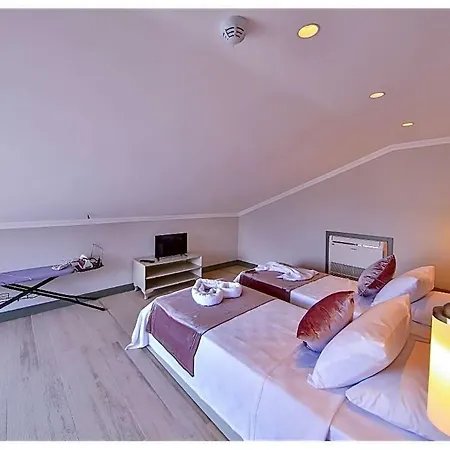 Sleeps 6 Pool Air Con Wifi *