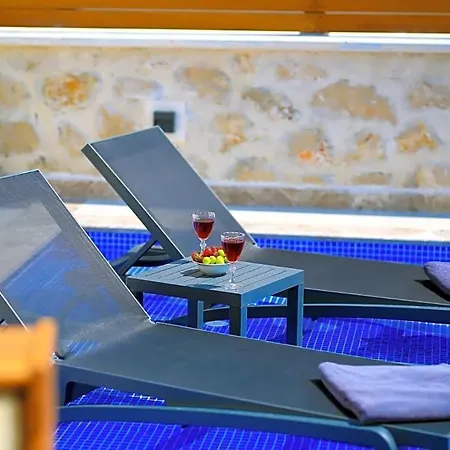 Sleeps 6 Pool Air Con Wifi