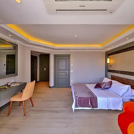 Villa Sleeps 6 Pool Air Con Wifi *