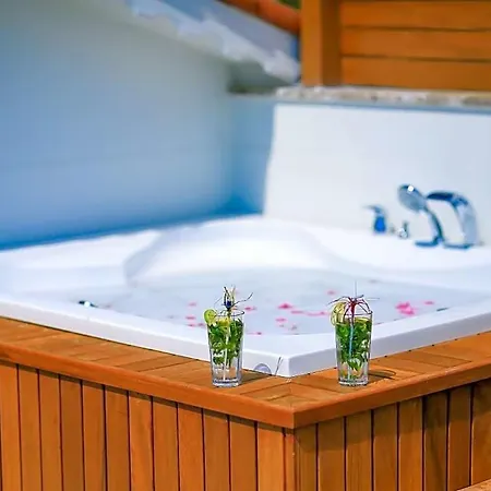 Sleeps 6 Pool Air Con Wifi